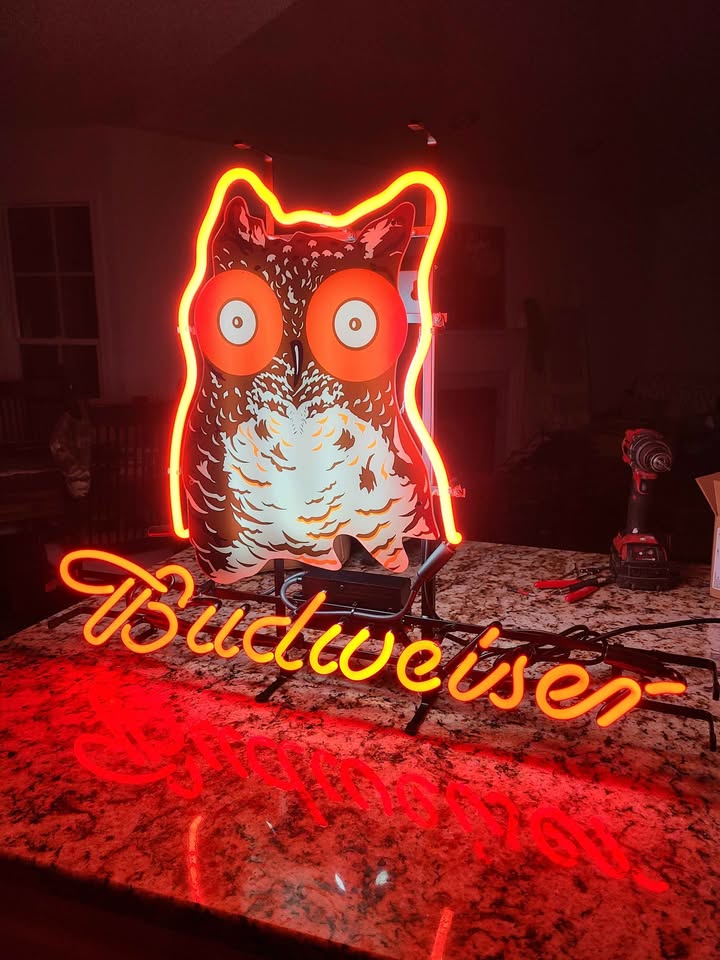 Budweiser Hooters Neon Sign 24"